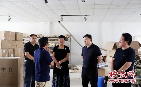 确山县：提琴产业大发展 炎炎夏日再调研